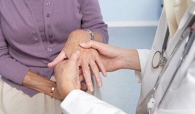 liječnik pregledava zglobove ruku kod artroze i artritisa