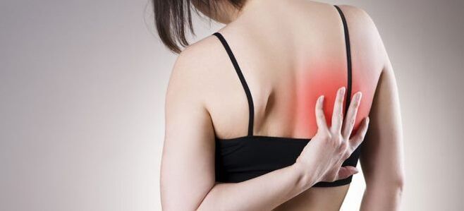 Pojačana bol u leđima pri kretanju znak je torakalne osteohondroze